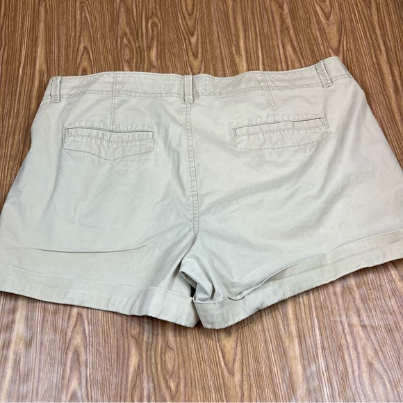 Old Navy Perfect 3 1/2 Inch Khaki Shorts - Size 16 - Picture 4 of 8